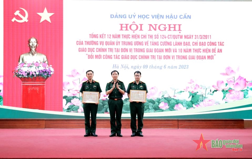 Thiếu tướng Lê Thành Long, Phó chính ủy Học viện Hậu cần trao thưởng tặng các cá nhân đạt thành tích xuất sắc trong thực hiện Chỉ thị số 124 và Đề án. 