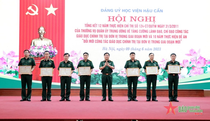 Trung tướng Dương Đức Thiện, Chính ủy Học viện Hậu cần trao thưởng tặng các tập thể đạt thành tích xuất sắc trong thực hiện Chỉ thị số 124 và Đề án.