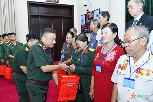 Đoàn đại biểu người có công tỉnh Đắk Nông thăm Bộ Quốc phòng