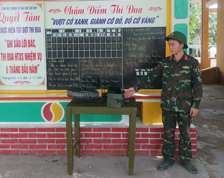  Thượng úy Nguyễn Văn Sơn giới thiệu sáng kiến “Thiết bị dẫn hướng cho pháo lựu 105mm cải tiến”.
