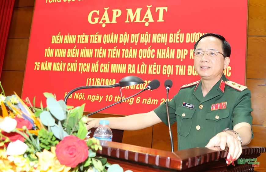  Trung tướng Trịnh Văn Quyết, Ủy viên Trung ương Đảng, Phó chủ nhiệm Tổng cục Chính trị QĐND Việt Nam phát biểu tại buổi gặp mặt.