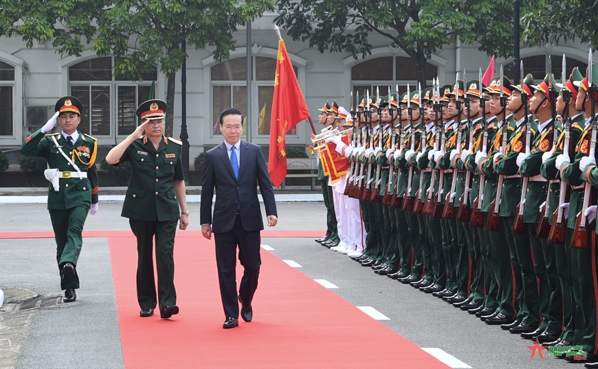 Cán bộ, chiến sĩ Cục Cứu hộ-Cứu nạn đón Chủ tịch nước Võ Văn Thưởng đến thăm, làm việc tại đơn vị. Ảnh: PHÚ SƠN