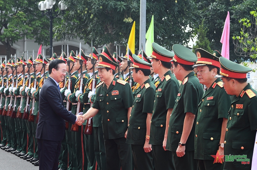  Lãnh đạo Bộ Quốc phòng đón Chủ tịch nước Võ Văn Thưởng đến thăm, làm việc tại Cục Cứu hộ-Cứu nạn. Ảnh: PHÚ SƠN