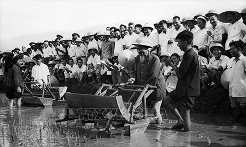 Tư tưởng Hồ Chí Minh về thi đua yêu nước

