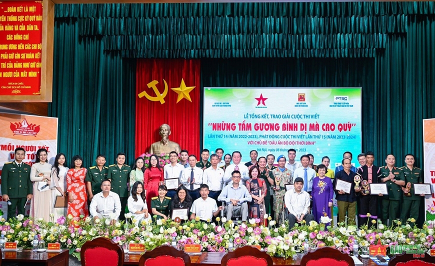 Lãnh đạo Ban Tuyên giáo Trung ương và Tổng cục Chính trị QĐND Việt Nam cùng các đại biểu, tác giả và nhân vật trong các tác phẩm đoạt giải tại Lễ tổng kết, trao giải Cuộc thi viết. Ảnh: VIỆT TRUNG.