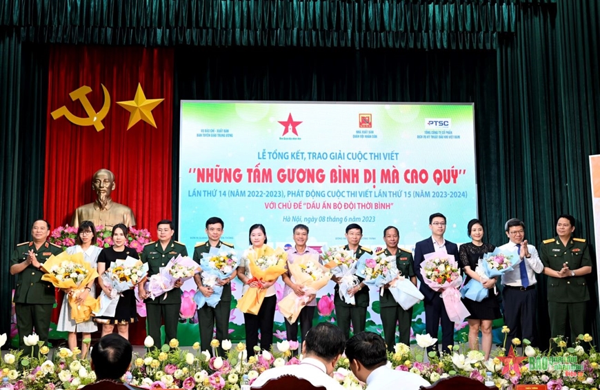 Các nhà tài trợ đồng hành với cuộc thi nhận hoa và quà lưu niệm từ Ban tổ chức. Ảnh: VIỆT TRUNG.