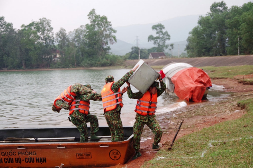 Cán bộ, chiến sĩ Lữ đoàn Công binh 414 luyện tập phương án cứu người gặp nạn và di dời tài sản của nhân dân trong bão lũ. 
