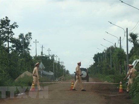  Lực lượng chức năng chốt chặn đường vào UBND xã Ea Ktur, huyện Cư Kuin phục vụ truy bắt nhóm đối tượng. 