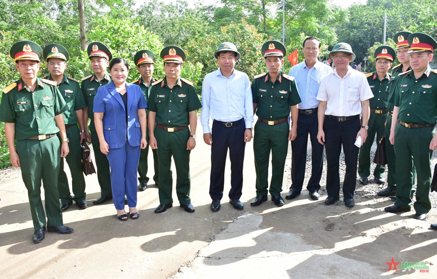 Trung tướng Nguyễn Doãn Anh và các đại biểu khảo sát tại huyện Bù Đốp, Bình Phước. 