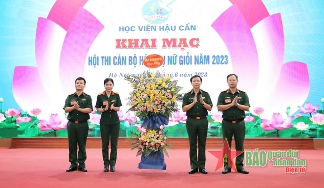   Thiếu tướng Lê Thành Long thay mặt Đảng ủy, Ban Giám đốc Học viện tặng hoa chúc mừng hội thi.