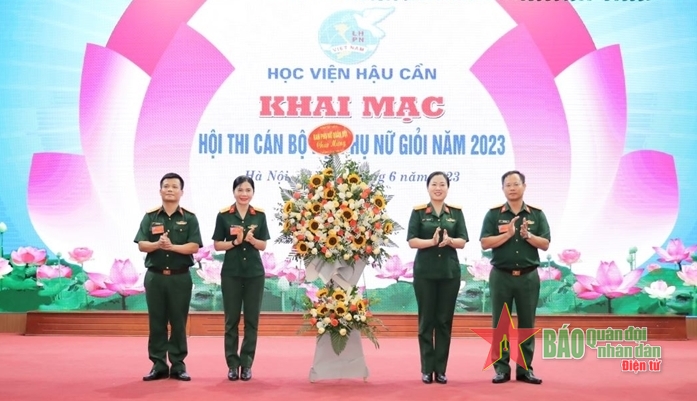  Đại tá Phùng Thị Phú tặng hoa chúc mừng hội thi. 