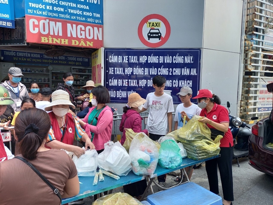 Trao suất ăn miễn phí dành tặng các bệnh nhân có hoàn cảnh khó khăn cùng người nhà tại Bệnh viện Đa khoa Xanh Pôn.