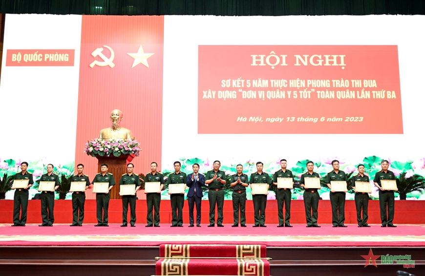 Lãnh đạo Ban Tuyên giáo Trung ương và lãnh đạo Bộ Tổng Tham mưu, Tổng cục Chính trị Quân đội nhân dân Việt Nam tặng thưởng cho các tập thể, cá nhân có thành tích xuất sắc trong thực hiện phong trào thi đua. Ảnh: VIỆT TRUNG