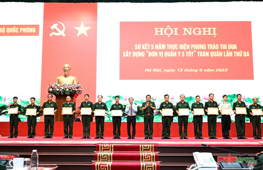Đồng chí Phạm Tất Thắng và Thượng tướng Phạm Hoài Nam tặng thưởng các tập thể, cá nhân có thành tích xuất sắc trong thực hiện phong trào thi đua. Ảnh: VIỆT TRUNG