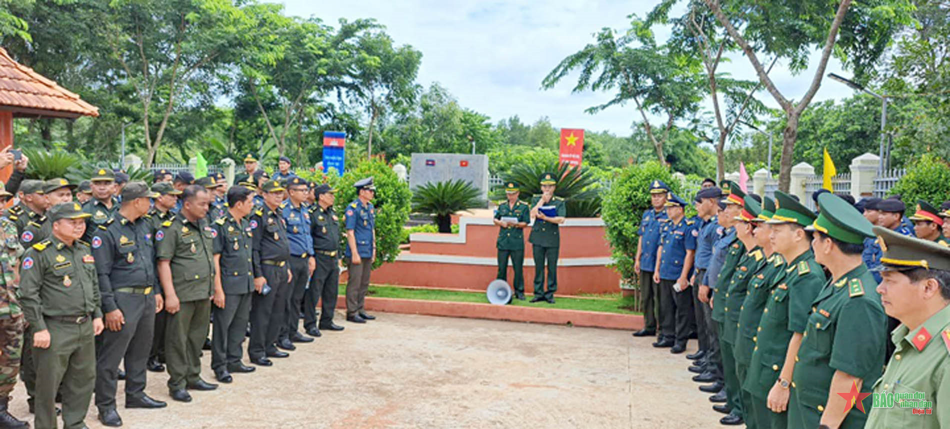 Đoàn sĩ quan trẻ Campuchia tham quan các di tích lịch sử tại Bình Phước