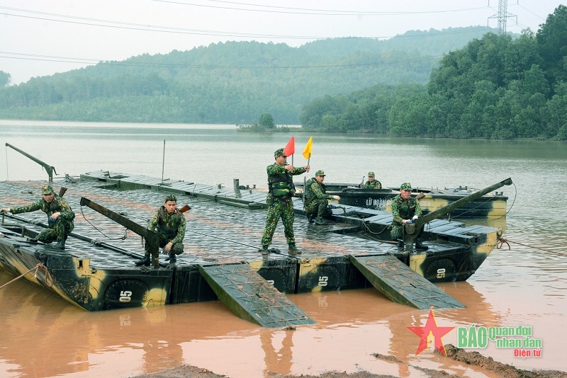 Cán bộ, chiến sĩ Lữ đoàn Công binh 414 (Quân khu 4) hội thao phòng, chống bão lụt, tìm kiếm cứu nạn.