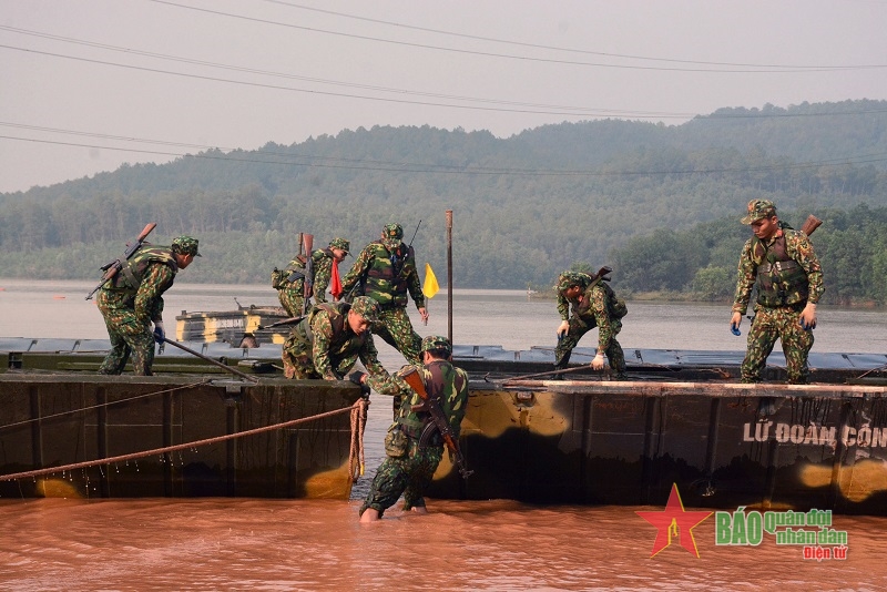  Cán bộ, chiến sĩ Lữ đoàn Công binh 414 (Quân khu 4) hội thao phòng, chống bão lụt, tìm kiếm cứu nạn.