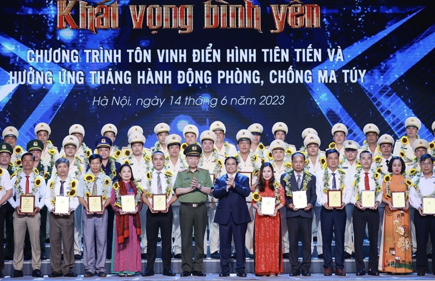  Các điển hình tiên tiến được tôn vinh. Ảnh: Dương Giang