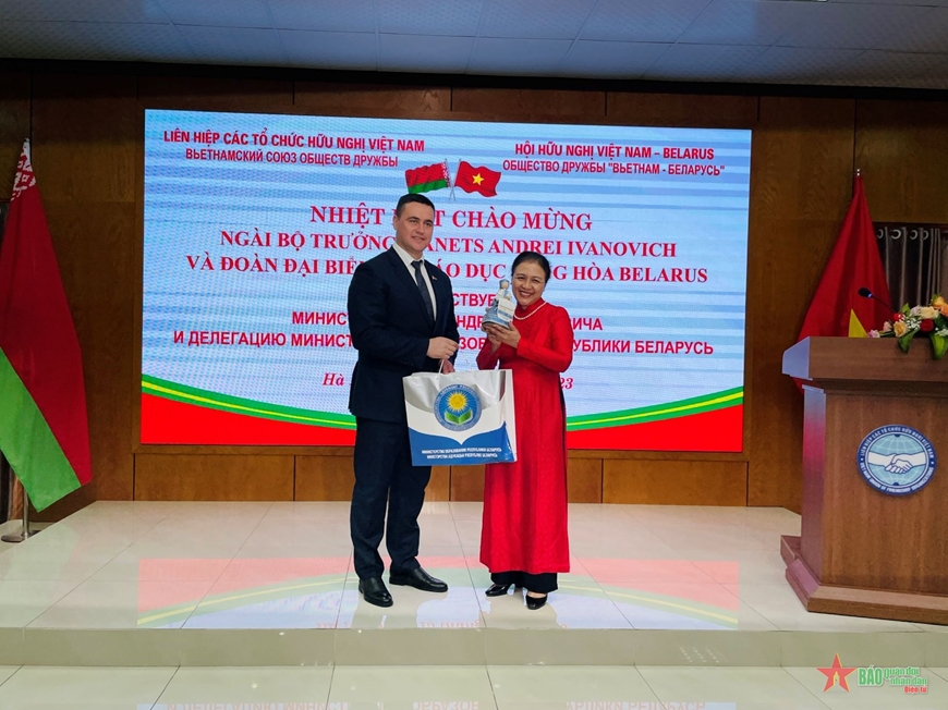 Bộ trưởng Bộ Giáo dục Cộng hòa Belarus Andrei I.Ivanets trao quà lưu niệm cho bà Nguyễn Phương Nga. 