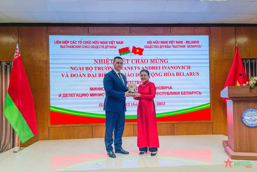  Bà Nguyễn Phương Nga trao quà lưu niệm cho Đoàn đại biểu Bộ Giáo dục Belarus.