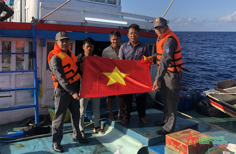 Kết hợp tuyên truyền pháp luật với kiểm soát ngư trường