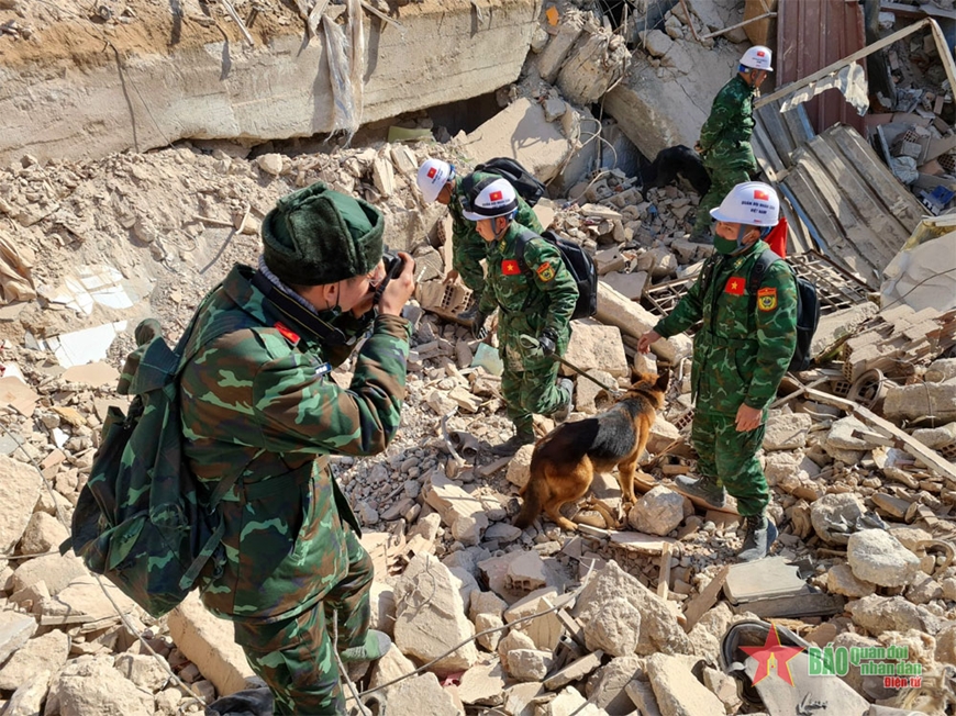 Phóng viên Báo Quân đội nhân dân tác nghiệp tại sự kiện động đất ở Thổ Nhĩ Kỳ. Ảnh: ANH MINH 