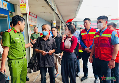 Xung kích bảo đảm an ninh trật tự bến xe khách từ Tây Nguyên về TP Hồ Chí Minh