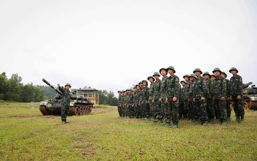  Chỉ huy Lữ đoàn Xe tăng 409 quán triệt, giao nhiệm vụ trước khi bước vào huấn luyện, kiểm tra bắn.