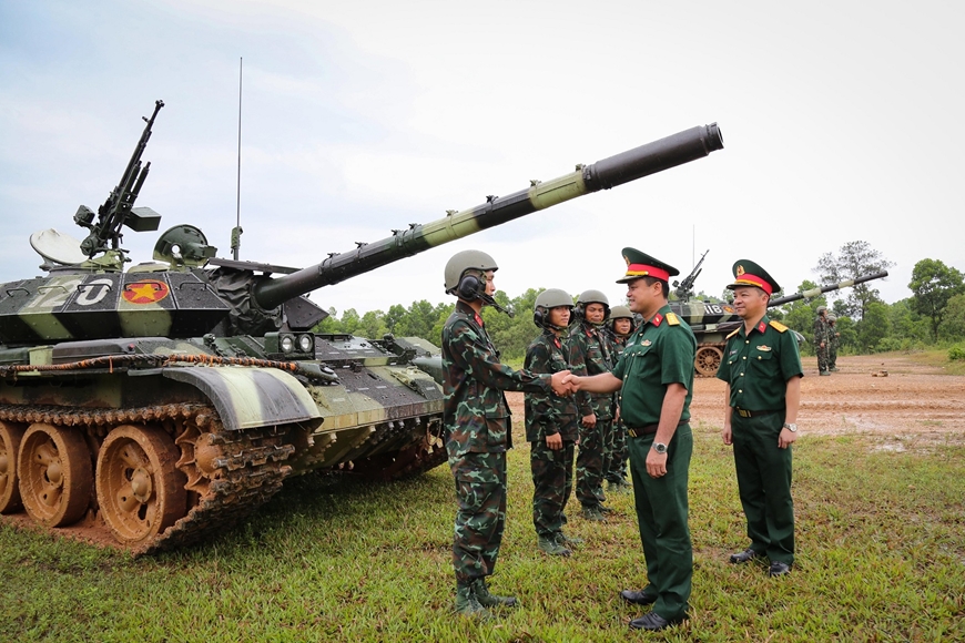 Lãnh đạo, chỉ huy đơn vị động viên cán bộ, chiến sĩ các kíp xe tăng hoàn thành nhiệm vụ. 