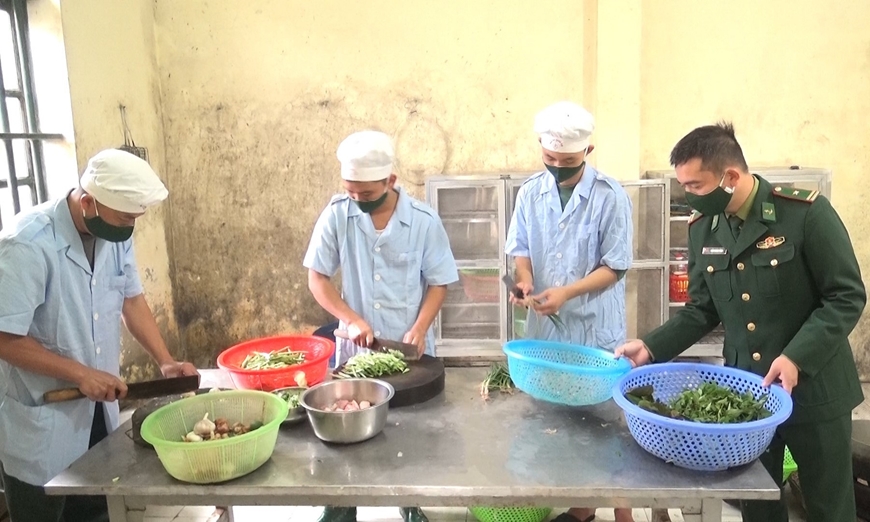 Chuẩn bị bữa ăn cho bộ đội.
