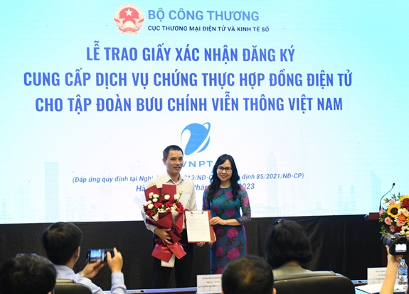 Bà Lê Hoàng Oanh, Cục trưởng Cục thương mại điện tử và Kinh tế số trao giấy xác nhận đăng ký cung cấp dịch vụ chứng thực hợp đồng điện tử cho đại diện Tập đoàn VNPT.