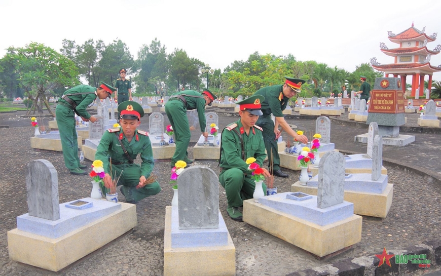 Bộ đội Sư đoàn 968 chăm sóc Nghĩa trang liệt sĩ Quốc gia Đường 9.