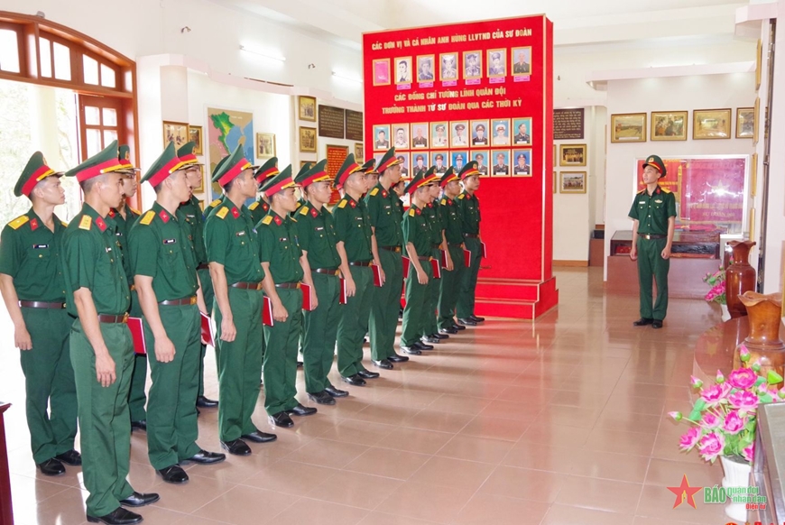 Đội ngũ cán bộ trẻ Sư đoàn 968 tham quan Nhà truyền thống Sư đoàn.