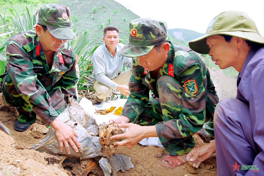 Chiến sĩ Đội K53 (Bộ CHQS tỉnh Kon Tum) dùng tay gạt nhẹ từng lớp đất, săm soi, thu nhặt từng di vật của các liệt sĩ, không bỏ sót bất cứ thứ gì, dù là nhỏ nhất. 