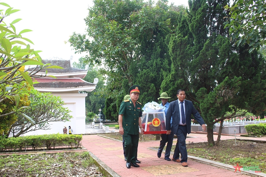 Đại tá Đỗ Thanh Xuân - Phó chủ nhiệm chính trị Quân khu 5 cùng lãnh đạo địa phương đưa hài cốt liệt sĩ về nơi an táng tại Nghĩa trang Liệt sĩ huyện Ngọc Hồi, tỉnh Kon Tum. 