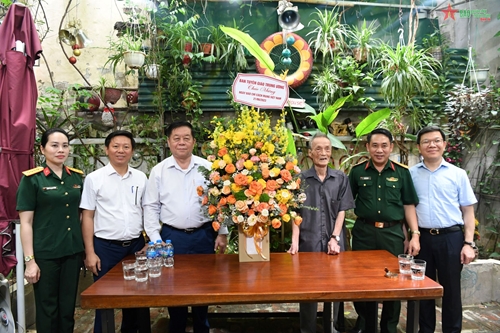Đồng chí Nguyễn Trọng Nghĩa thăm, tặng quà Đại tá, nhà báo Nguyễn Khắc Tiếp