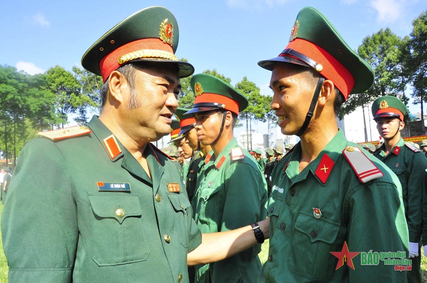 Lãnh đạo Bộ tư lệnh TP Hồ Chí Minh kiểm tra, động viên chiến sĩ Trung đoàn Gia Định. Ảnh: DUY HƯNG 
 