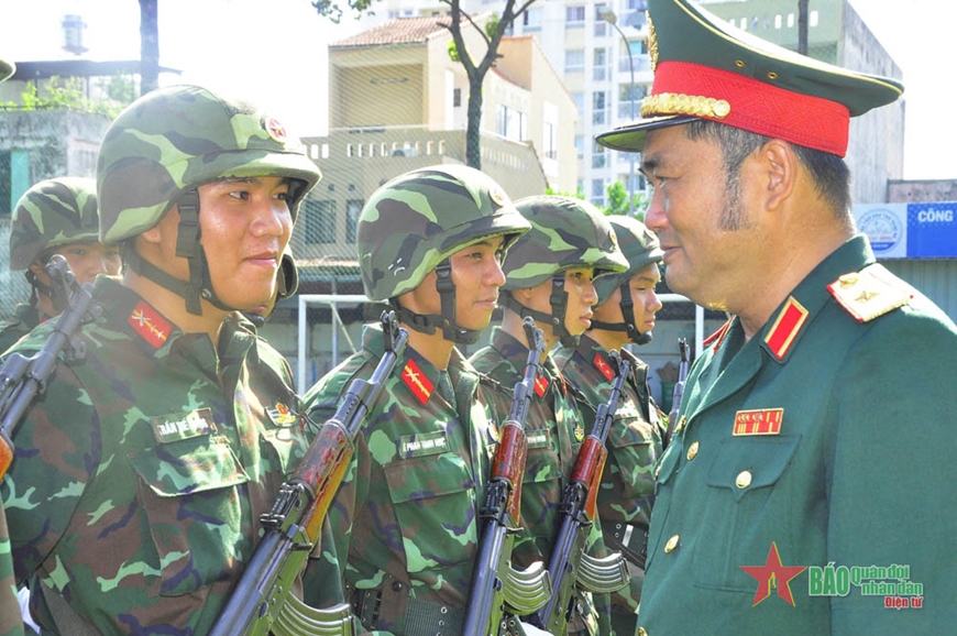 Lãnh đạo Bộ tư lệnh TP Hồ Chí Minh kiểm tra, động viên chiến sĩ Trung đoàn Gia Định. Ảnh: DUY HƯNG 
 