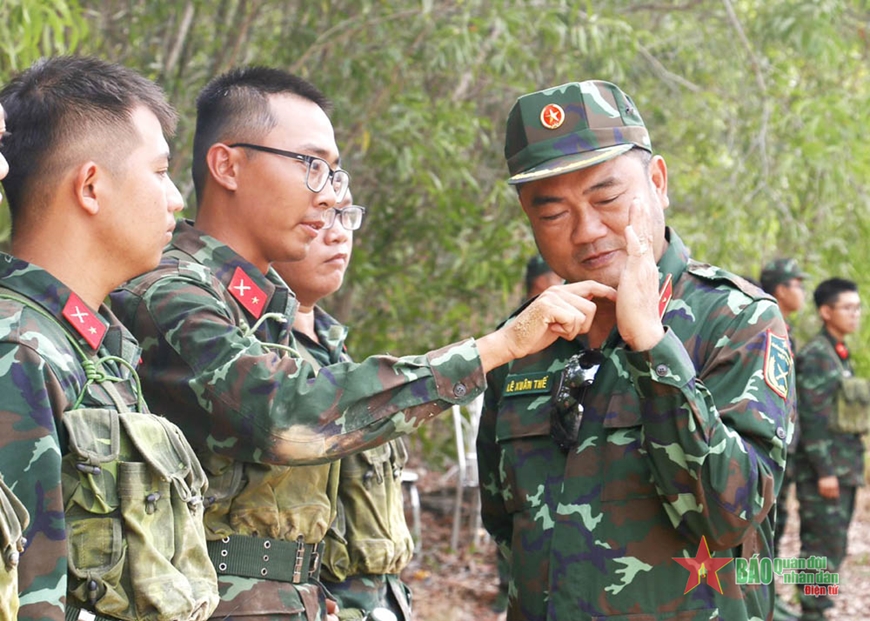   
Lãnh đạo Bộ tư lệnh TP Hồ Chí Minh kiểm tra, động viên chiến sĩ Trung đoàn Gia Định. Ảnh: DUY HƯNG