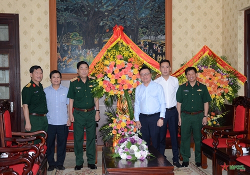 Trung tướng Nguyễn Văn Gấu thăm, chúc mừng các cơ quan thông tấn, báo chí
