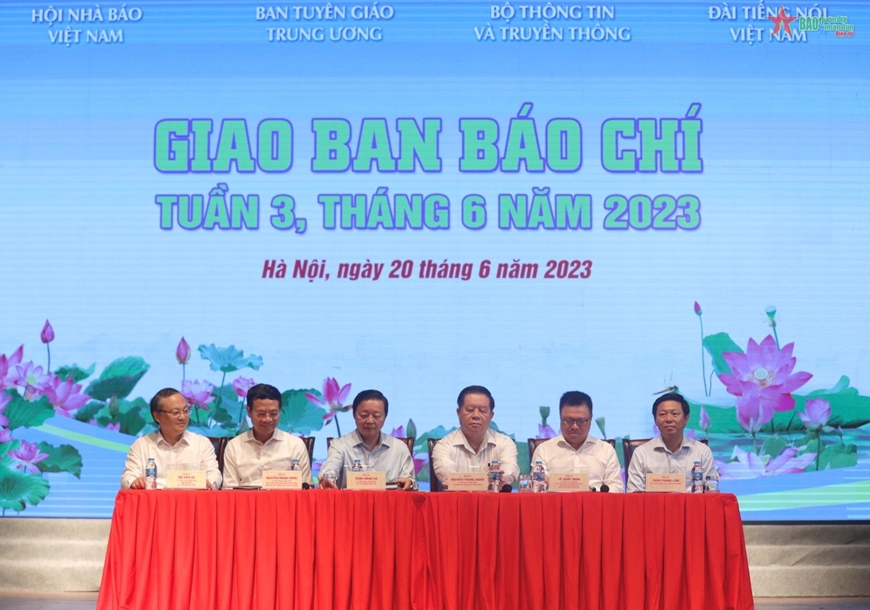  Các đồng chí chủ trì Hội nghị giao ban báo chí.