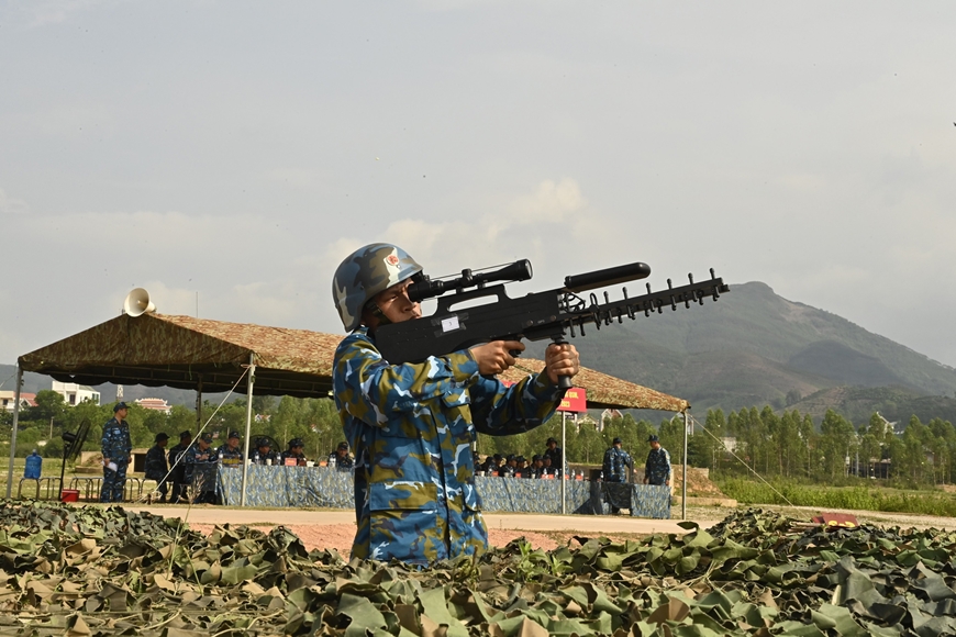  Chiến sĩ chế áp UAV, kíp hội thao Sư đoàn 370 thực hành chế áp mục tiêu.