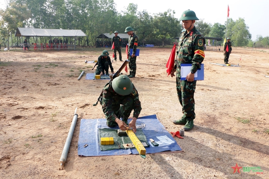 Chiến sĩ mới thực hành kiểm tra gói buộc lượng nổ. Ảnh: qdnd.vn Chiến sĩ mới thực hành kiểm tra gói buộc lượng nổ. Ảnh: qdnd.vn