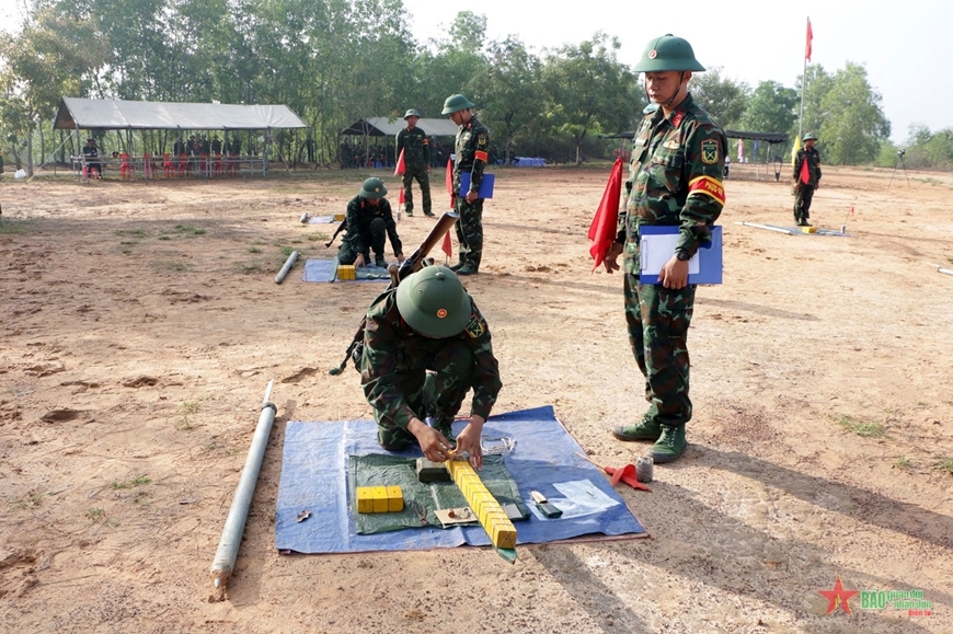  Chiến sĩ mới thực hành kiểm tra gói buộc lượng nổ. Ảnh: qdnd.vn