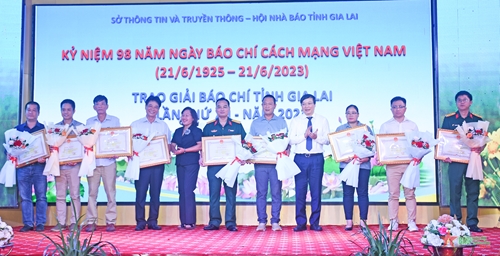 UBND tỉnh Gia Lai tặng bằng khen cho 18 phóng viên, nhà báo có thành tích xuất sắc