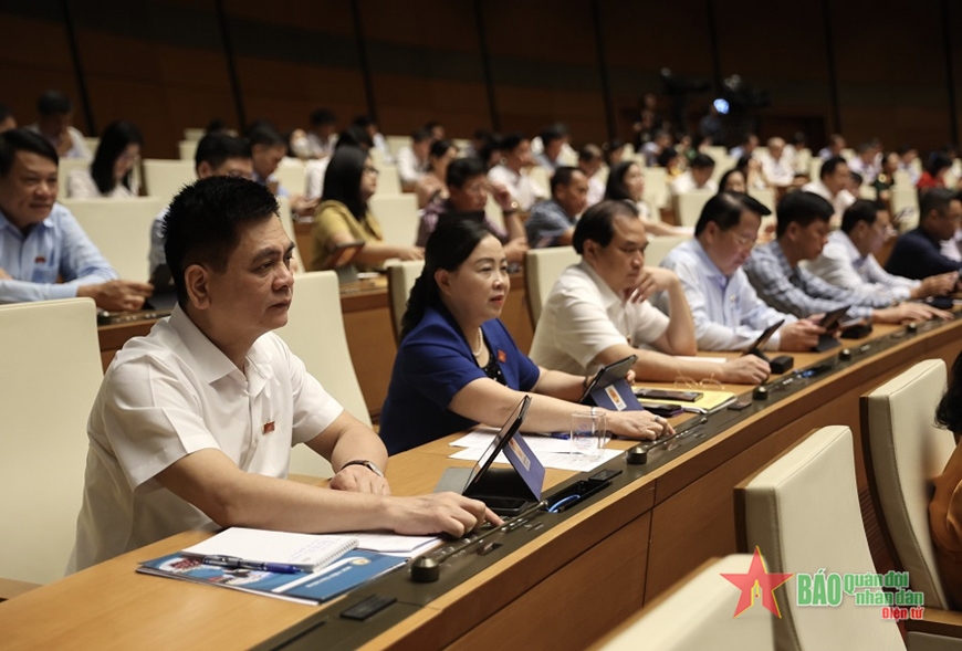 Các đại biểu Quốc hội biểu quyết thông qua dự thảo Luật Phòng thủ dân sự. 