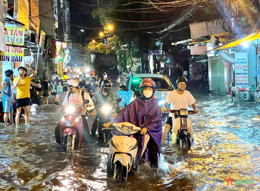 Người dân Thủ đô Hà Nội “sống chung với lũ”