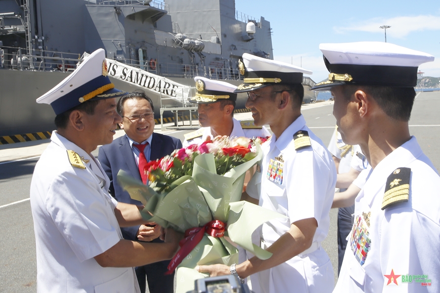  Đại tá Nguyễn Thái Học tặng hoa chúc mừng đoàn Hải quân Nhật Bản.