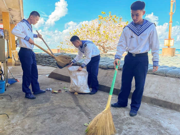 Chiến sĩ đảo Trường Sa Đông thường xuyên quét dọn, bảo đảm vệ sinh môi trường. 