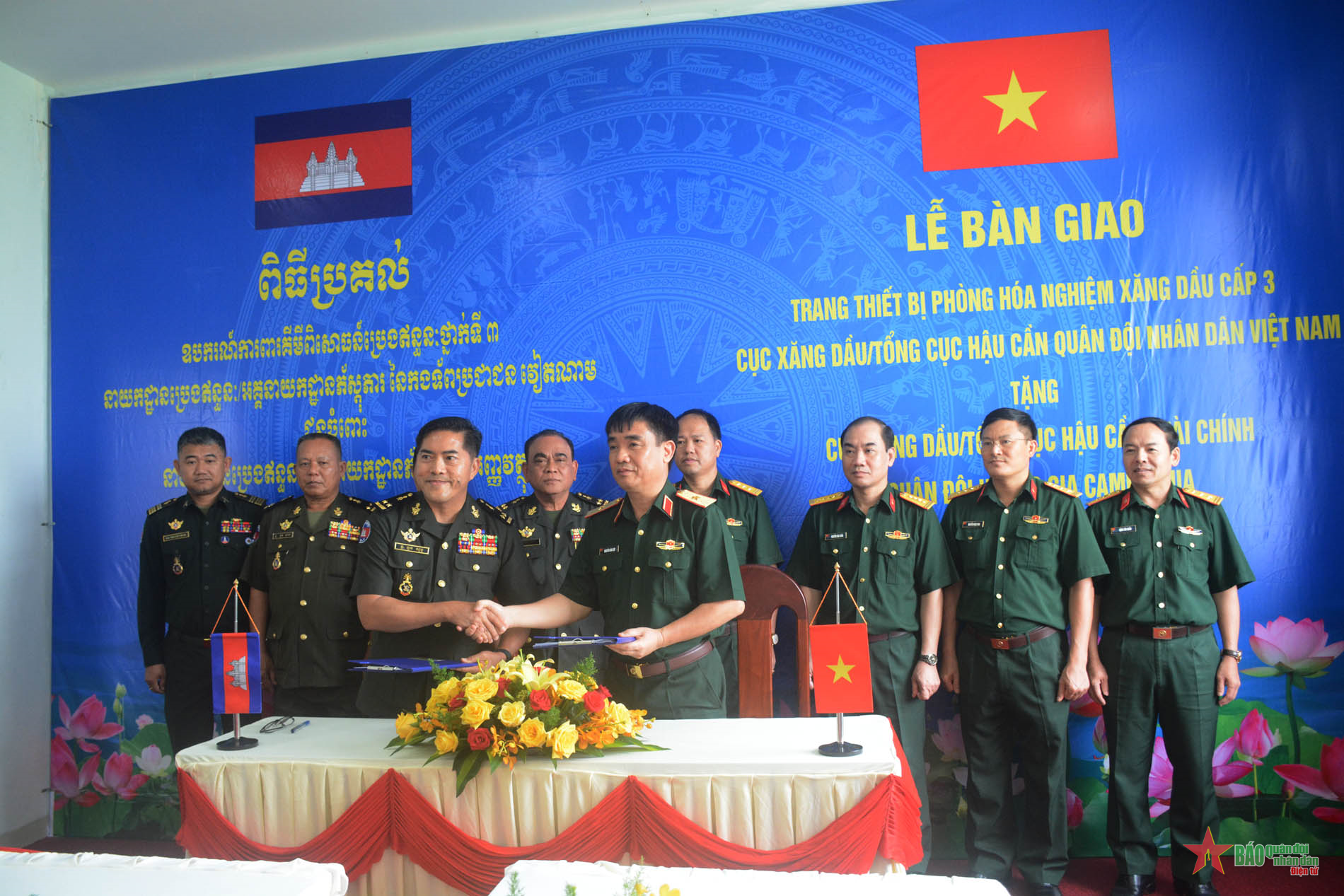 Tặng thiết bị phòng hóa nghiệm xăng dầu cho Quân đội Hoàng gia Campuchia